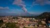 Gunung Sinabung menyemburkan awan panas dan asap ke udara tampak dari Karo, Sumatra Utara, 10 Mei 2021. (Foto: Tibta Nangin/AFP)