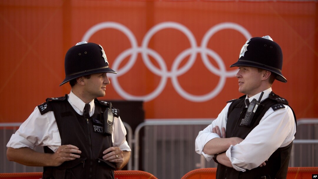 Polisi Inggris berjaga-jaga di luar 'Olympic Park' di London. Polisi menemukan bungkusan mencurigakan di Hyde Park, London hari Sabtu pagi (28/7). 