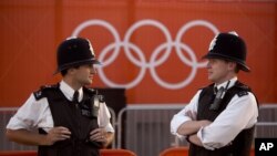 Polisi Inggris berjaga-jaga di luar 'Olympic Park' di London. Polisi menemukan bungkusan mencurigakan di Hyde Park, London hari Sabtu pagi (28/7). 