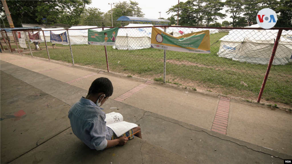 En algunos de los refugios los peque&#241;os cuentan con material escolar con el que pasan su tiempo, aprovechando para leer, dibujar y, aprender lo poco que sus padres les pueden ense&#241;ar.