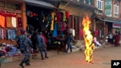 Polisi Nepal bergegas mendekati pendeta Tibet yang melakukan aksi bakar diri di katmandu, Nepal (Foto: dok). Polisi China membantah laporan bakar diri seorang perempuan bernama Kunchoek Wangmo baru-baru ini sebagai aksi bermotif politik.