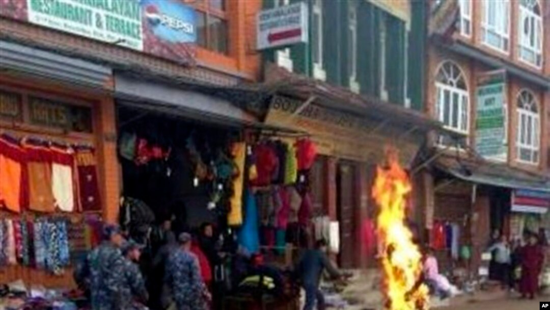 Polisi Nepal segera bergerak saat seorang biksu melakukan aksi bakar diri di Katmandu, Nepal (13/2). Biksu dari biara Kirti di Ngaba ini merupakan korban tewas ke-100 dengan aksi bakar diri sebagai ungkapan protes kepada pemerintah Tiongkok yang menguasai wilayah mereka. 