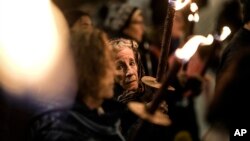 Un grupo de personas portan antorchas durante una manifestación para exigir la liberación inmediata de los rehenes capturados por el grupo insurgente Hamás en la Franja de Gaza, en Jerusalén, el 19 de febrero de 2024.