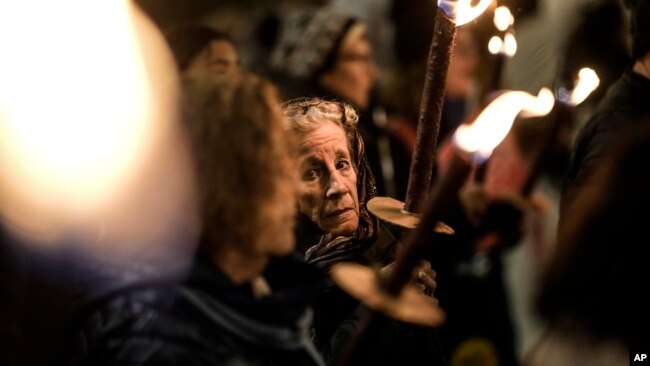 Israel ordena nuevas evacuaciones en norte de Gaza, donde 1 de cada 6 menores está desnutrido 2 Un grupo de personas portan antorchas durante una manifestación para exigir la liberación inmediata de los rehenes capturados por el grupo insurgente Hamás en la Franja de Gaza, en Jerusalén, el 19 de febrero de 2024.