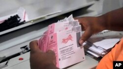 ARCHIVO - Un trabajador electoral prepara las boletas para votar por correo en el Departamento de Elecciones del Condado de Clark el 8 de noviembre de 2022, en Las Vegas.