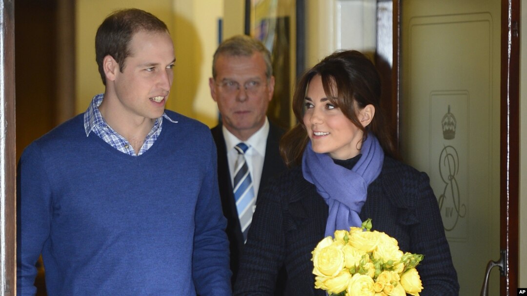 Pangeran William saat meninggalkan rumah sakit King Edward VII bersama istrinya Catherine, Duchess of Cambridge, atau Kate Middleton, 8 Desember 2012. (Reuters/Paul Hackett)