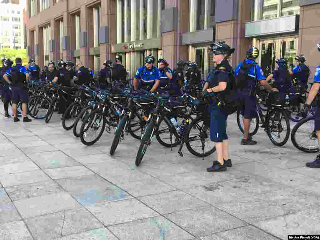 Des policiers patrouillent en vélo en nombre dans les rues de pour assurer la sécurité de la convention républicaine, Cleveland, le 18 juillet 2016 (VOA/Nicolas Pinault)