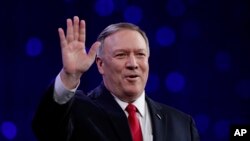 Secretary of State Mike Pompeo waves to the crowd before speaking at the 101st National Convention of The American Legion in Indianapolis, Aug. 27, 2019. 