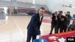 Crnogorski premijer Milojko Spajić glasa na biračkom mjestu u Podgorici (Foto: VOA)