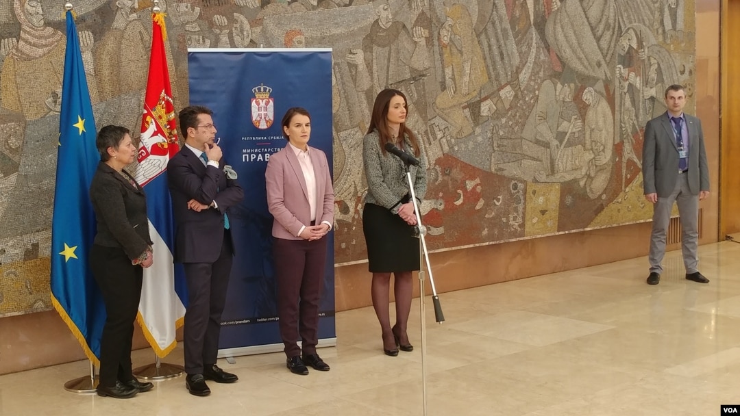 Šef misije OEBS-a u Srbiji Andrea Oricio, premijerka Srbije Ana Brnabić (u sredini) i ministarka pravde Nela Kuburović obraćaju se novinarima u pauzi finalne rasprave o promeni Ustava Srbije, u Palati Srbija, Beograd, 5. marta 2018. (VOA)