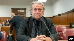 ARCHIVO - Steve Bannon comparece ante el tribunal en Nueva York, el 12 de enero de 2023. 