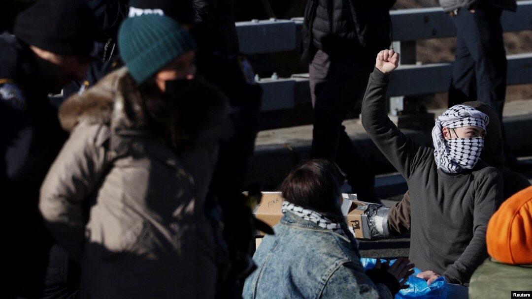 Njujorška policija privodi propalestinske demonstrante na Bruklinskom mostu (Foto:REUTERS/Shannon Stapleton)