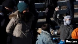 Njujorška policija privodi propalestinske demonstrante na Bruklinskom mostu (Foto:REUTERS/Shannon Stapleton)