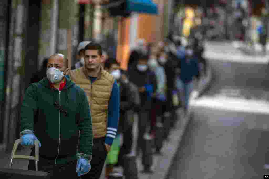 En Madrid, España, que lleva más de un mes en cuarentena, las persona son ahora más conscientes de los riesgos de contagio y siguen las normas de distancimiento antes de entrar a comprar a las tiendas.