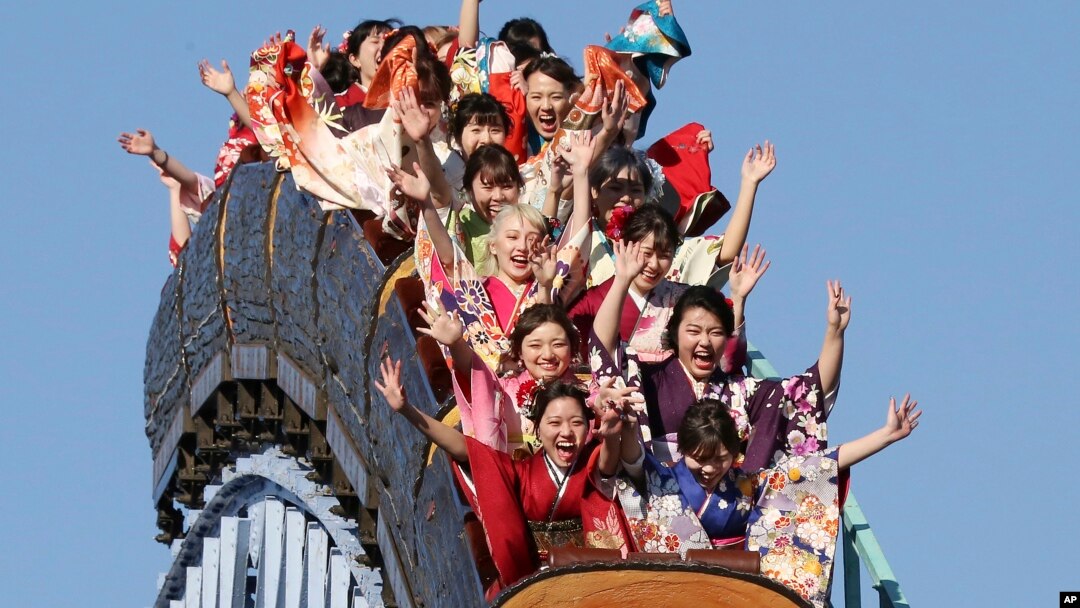 Para perempuan berkimono merayakan ulang tahun ke-20 mereka dengan menaiki sebuah roller coaster di Taman Hiburan Toshimaen, Tokyo, Senin 14 Januari 2019. (Foto: AP/Koji Sasahara)