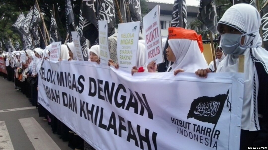 Massa HTI berunjuk rasa di depan Gedung Sate, Bandung, menolak kenaikan harga BBM karena bertentangan dengan syariat Islam (Foto: VOA/Teja)
