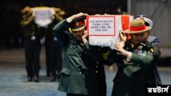 ভারতের নয়াদিল্লিতে একটি বিমানবন্দরে পুষ্পস্তবক অর্পণ অনুষ্ঠানে সেনা কর্মকর্তারা ভারতের চিফ অফ ডিফেন্স স্টাফ জেনারেল বিপিন রাওয়াতের মৃতদেহ সম্বলিত কফিন বহন করছেন।৯ ডিসেম্বর ২০২১। (ছবি-রয়টার্স/আদনান আবিদি)