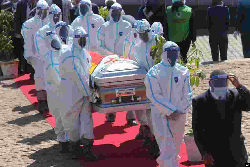 짐바브웨 수도 하라레에서 신종 코로나바이러스 감염으로 숨진 페렌스 하라레에서 신종 코로나바이러스 감염으로 숨진 페렌스 시리 총리의 장례식이 거행됐다.