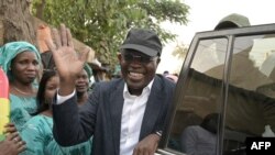 FILE - Senegalese presidential candidate Khalifa Sall greets supporters during a campaign meeting in Hann Bel-Air, Dakar, on February 19, 2024.
