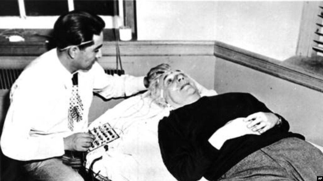 Einstein saat direkam gelombang otaknya pada September 1950 di Princeton, New Jersey, oleh Dr. Alejandro Arellano. (Foto: Dok)