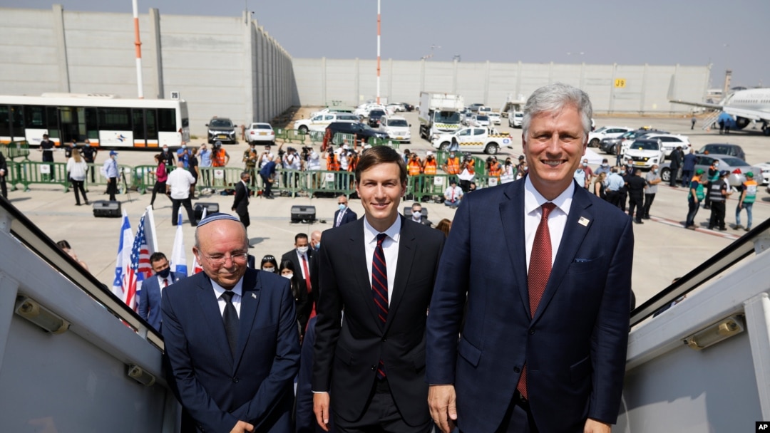 Izraelski savetnik za nacionalnu bezbednost Meir Ben-Šabat, visoki savetnik predsednika Trampa Džered Kušner i savetnik za nacionalnu bezbednost Robert O Brajen ulaze u izraelski El Al avion na letu za Emirate.