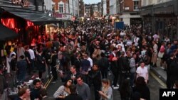 Kısıtlamaların kalkmasının ardından halk Londra'da sokakları doldurdu.