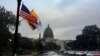 Banderas de Estados Unidos y el Vaticano cerca del Capitolio de Washington, en anticipación a la visita del papa Francisco. [Foto: Luis Facal, VOA].