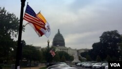 Banderas de Estados Unidos y el Vaticano cerca del Capitolio de Washington, en anticipación a la visita del papa Francisco. [Foto: Luis Facal, VOA].