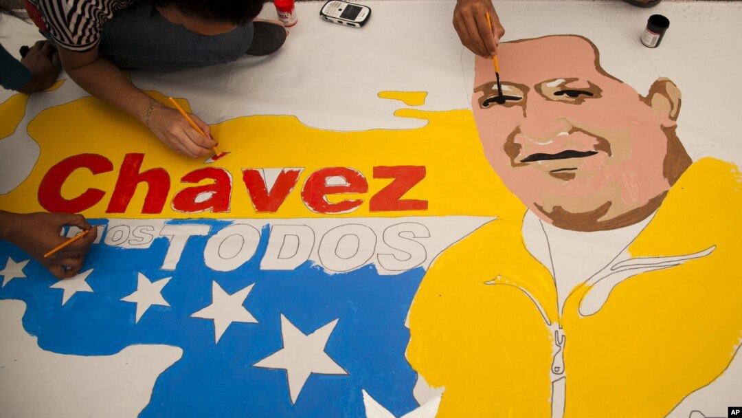 Para pendukung Presiden Venezuela Hugo Chavez membuat poster besar bergambar presidennya di Caracas, December 14, 2012 (Foto: dok). Partai yang berkuasa di negara itu telah meraih kemenangan besar dalam pemilihan gubernur, Minggu (16/12).