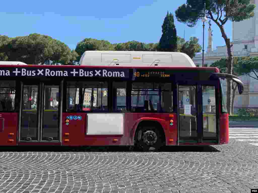 Buses still operate in Rome but no one is on them. (Photo: Sabina Castelfranco / VOA)