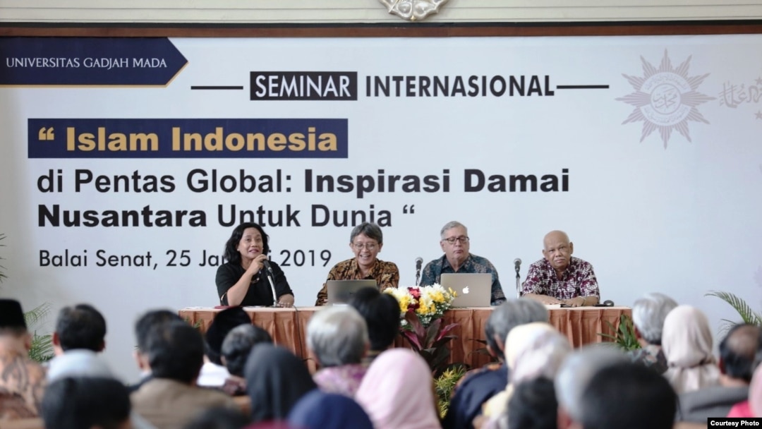 Para pembicara sepakat NU dan Muhammadiyah berperan besar dalam menjaga Indonesia. (Foto courtesy: Humas UGM)