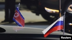 19일 북한 평양 공항에서 열린 블라디미르 푸틴 러시아 대통령 환영 행사에서 차량에 부착된 러시아와 북한의 국기가 보이는 모습. 