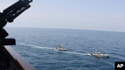 15 квітня група з 11 іранських човнів наблизилась "небезпечно і загрожуюче" до військового корабля США у Перській затоці 
