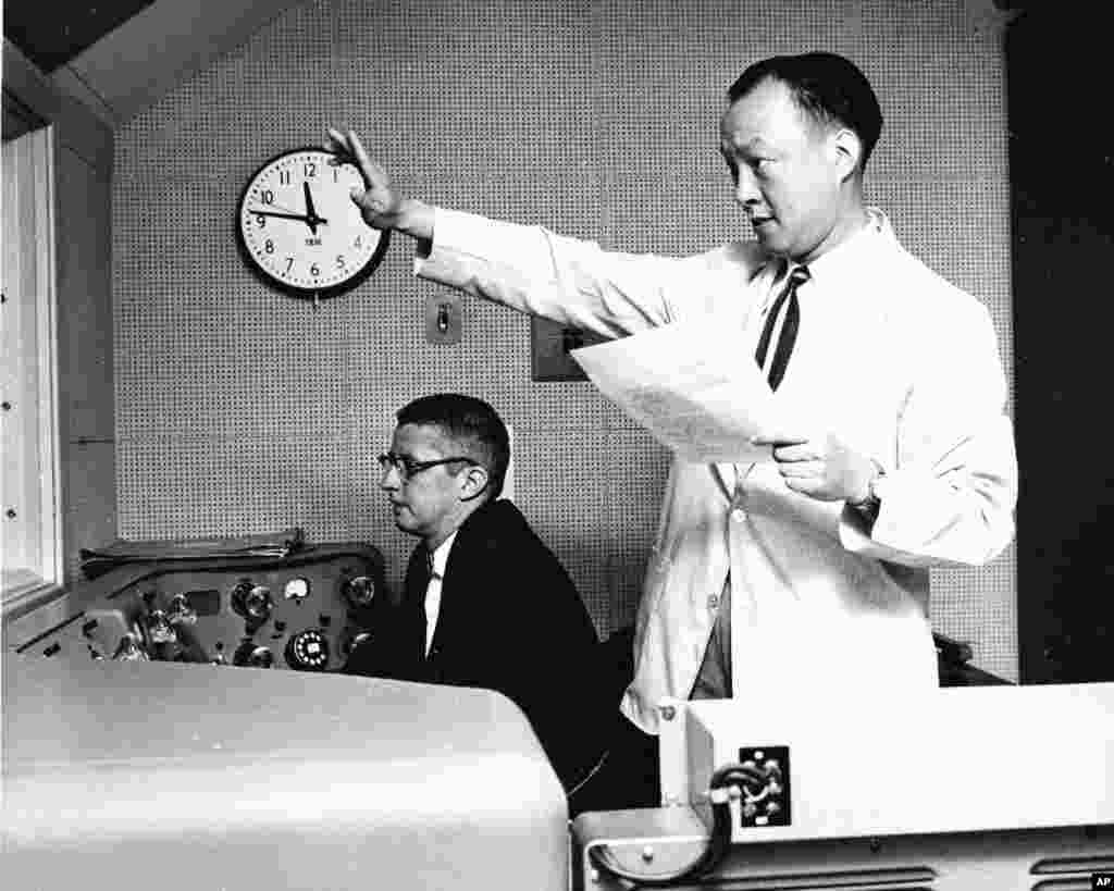 老照片回顾：美国之音中文广播70年