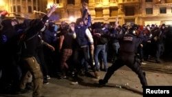 26일 밤 바르셀로나에서 진행된 카탈루냐 독립 요구 집회에서 시위대와 경찰이 충돌하고 있다. 