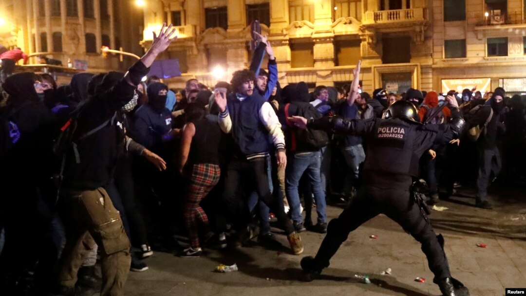 Para pendukung kemerdekaan Catalan bentrok dengan polisi anti huru-hara di Barcelona, Spanyol, 26 Oktober 2019. (Foto: Reuters)
