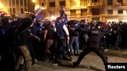 Para pendukung kemerdekaan Catalan bentrok dengan polisi anti huru-hara di Barcelona, Spanyol, 26 Oktober 2019. (Foto: Reuters)