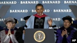 Presiden Obama di kampus Barnard, perguruan tinggi khusus perempuan yang merupakan bagian dari Universitas Columbia itu, berpidato untuk menyemangati para lulusan dan memberikan pengamatan yang tajam mengenai iklim ekonomi dan politik di Amerika (14/5/201