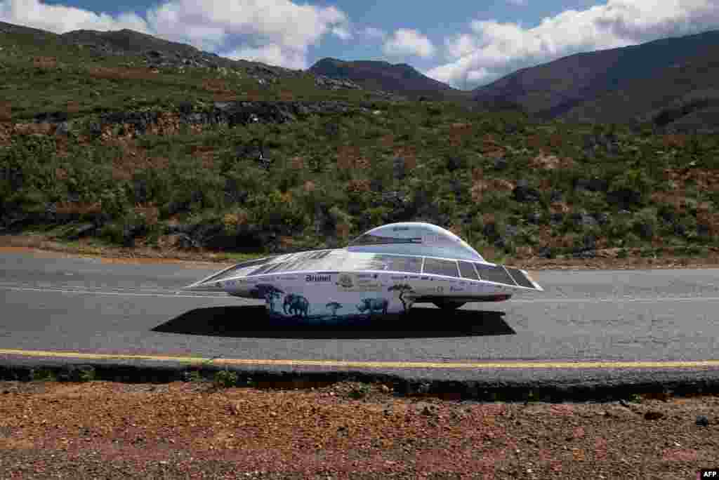 Mobil bertenaga surya milik Brunel Solar Team dari Belanda ikut serta dalam hari ke-8 dan hari terakhir &quot;Sasol Solar Challenge&quot; di dekat kota Franschhoek, sekitar 70 km dari Cape Town, Afrika Selatan. (AFP)&nbsp;