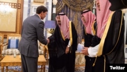 عکسی از دیدار وزیر دفاع عربستان و پادشاه عربستان. 