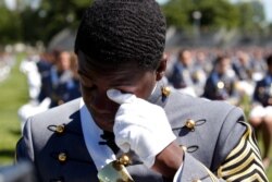 El presidente de la Clase 2020, Joshua Phillips, de Chicago, se limpia una lágrima durante un tributo musical en la ceremonia de graduación en West Point, New York.