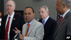 El congresista Luis Gutiérrez, centro, integrará la delegación que visitará los centros de detención en Texas. Gutiérrez en esta foto acompañó al secretario Jeh Johnson a visitar un centro en Chicago, Illinois.