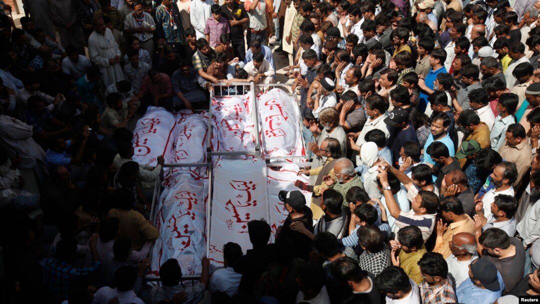 Warga Muslim Syiah menghadiri pemakaman korban serangan bom di Karachi, Pakistan (4/3).