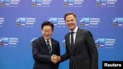 在土耳其安卡拉举行的北约领导人峰会期间，吕特与韩国总统李在明握手。(2026年7月7日)