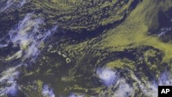 En esta imagen de satélite proporcionada por la Administración Nacional Oceánica y Atmosférica, se puede ver el ojo del huracán Héctor mientras la tormenta avanza hacia Hawai, el martes 7 de agosto de 2018 a las 00:30 UTC. (NOAA vía AP).