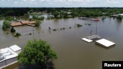 Edificaciones a lo largo del río Arkansas rodeados por el agua en esta imagen aérea en Fort Smith, Arkansas, el 30 de mayo de 2019. REUTERS/ Drone Base 