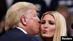 TT Donald Trump và Cố vấn Cấp cao Nhà Trắng Ivanka Trump tại TP. Manchester, bang New Hampshire, ngày 10/02/2020.