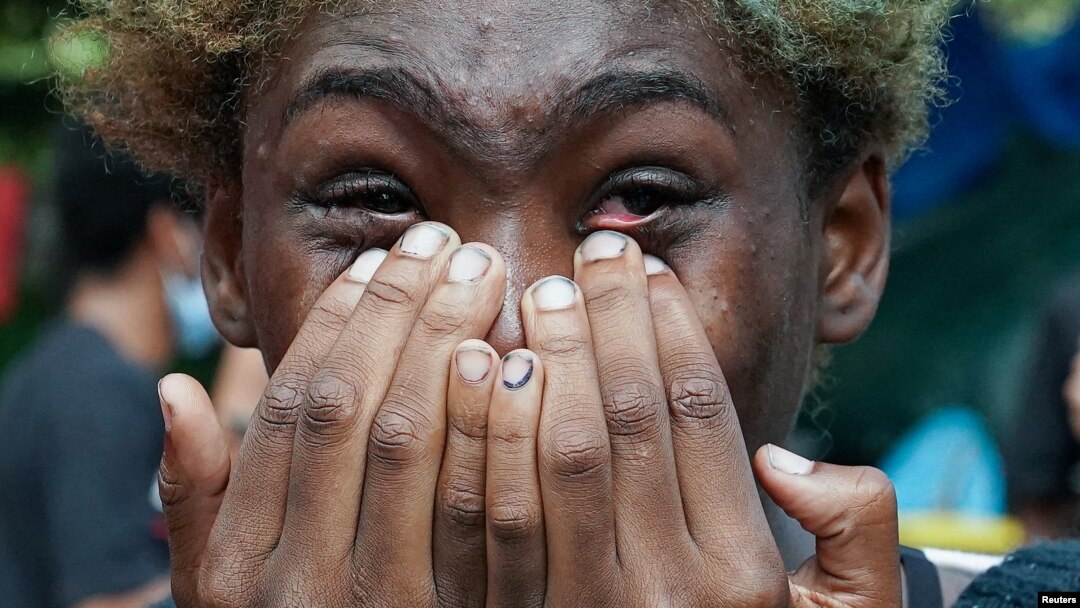 Seorang perempuan menangis melhat polisi menahan orang di Jembatan Brooklyn di luar "Zona Autonomi Balai Kota" sebagai dukungan terhadap gerakan "Black Lives Matter" di Manhattan, New York, AS, 15 Juli 2020.