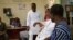 Le député Mohamed Atao Hinnouho debout, et à ses côtés l'ancien président Nicephore Soglo assis près de Valentin Djenontin, à Cotonou. (VOA/Ginette Fleure Adandé)