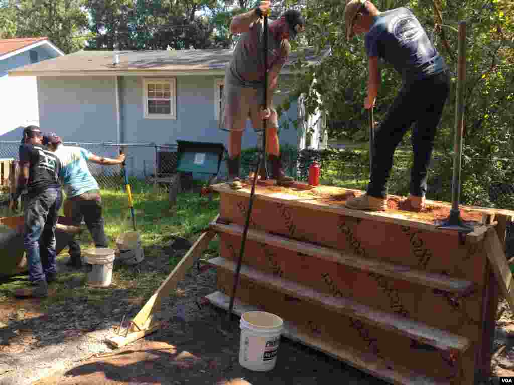 American College of the Building Arts students work on a children&#39;s playhouse using all-natural materials, Charleston, S.C., Sept. 17, 2019. (J. Taboh/VOA News)